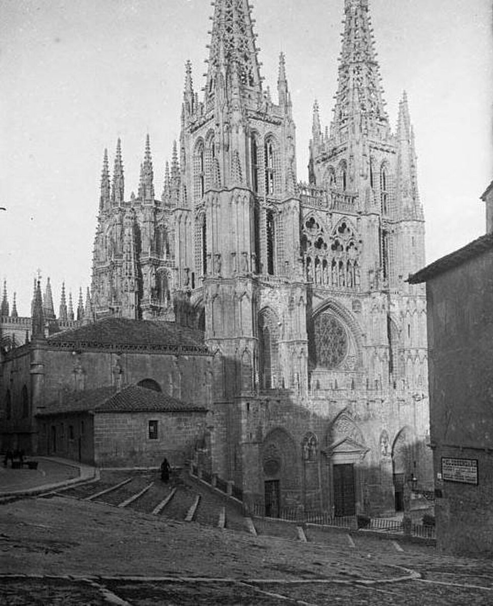 ElCampoAmarillo's tweet photo. Durante siglos se contó en Burgos que a este Cristo le crecían el pelo y las uñas, que sudaba y que sangraba por sus heridas. Hubo viajeros que llegaron a escribir que estaba hecho con piel humana. Lo más curioso es que, cuando se mira de cerca cómo está hecho, se entiende perfectamente por qué la gente lo creía.

Es un crucificado anónimo, probablemente del siglo XIV, y no se parece a casi nada de la imaginería española de su tiempo. Está tallado en madera, pero el cuerpo se recubrió con piel de vaca para ocultar las articulaciones que permiten mover el cuello, los brazos, los dedos y las piernas. Se hizo así para las ceremonias del Viernes Santo, en las que se le bajaba de la cruz. El pelo y la barba son naturales. Con la luz de las velas, aquello tenía que impresionar muchísimo.

Hay detalles que todavía hoy me sorprenden. Viste una falda de terciopelo que le cubre de la cintura a las rodillas, y a sus pies tiene tres huevos de avestruz, que llegaron a ser cinco y que, según la tradición, trajo de África un comerciante de la ciudad. La leyenda decía también que lo había tallado Nicodemo sobre el propio cuerpo de Jesús, y que cuando llegó al convento de San Agustín de Burgos las campanas empezaron a sonar solas.

Hoy está en su capilla de la catedral de Burgos, adonde llegó en 1836 cuando se cerró el convento. Su fama se extendió tanto que se copió por toda España y por América, y en Sevilla, por ejemplo, tiene una hermandad propia desde hace más de cuatro siglos. Si entras a verlo, acércate despacio y fíjate en la piel y en el pelo. Es difícil no entender a quienes lo creyeron vivo.