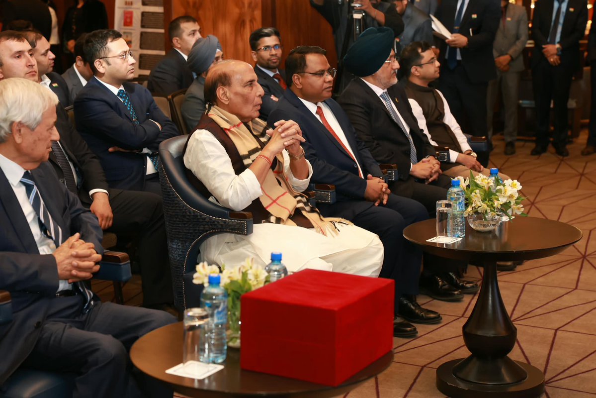 SpokespersonMoD's tweet photo. Addressing the Indian diaspora in Dushanbe, Tajikistan, Raksha Mantri Shri @rajnathsingh said that under the leadership of PM Shri @narendramodi, India is progressing towards becoming a nation that combines prosperity, knowledge & strength with a commitment to global peace and the well-being of humanity, guided by the timeless philosophy of Vasudhaiva Kutumbakam.

Read here: https://t.co/v0Uplp2poh

@IndEmbDushanbe 
@MEAIndia