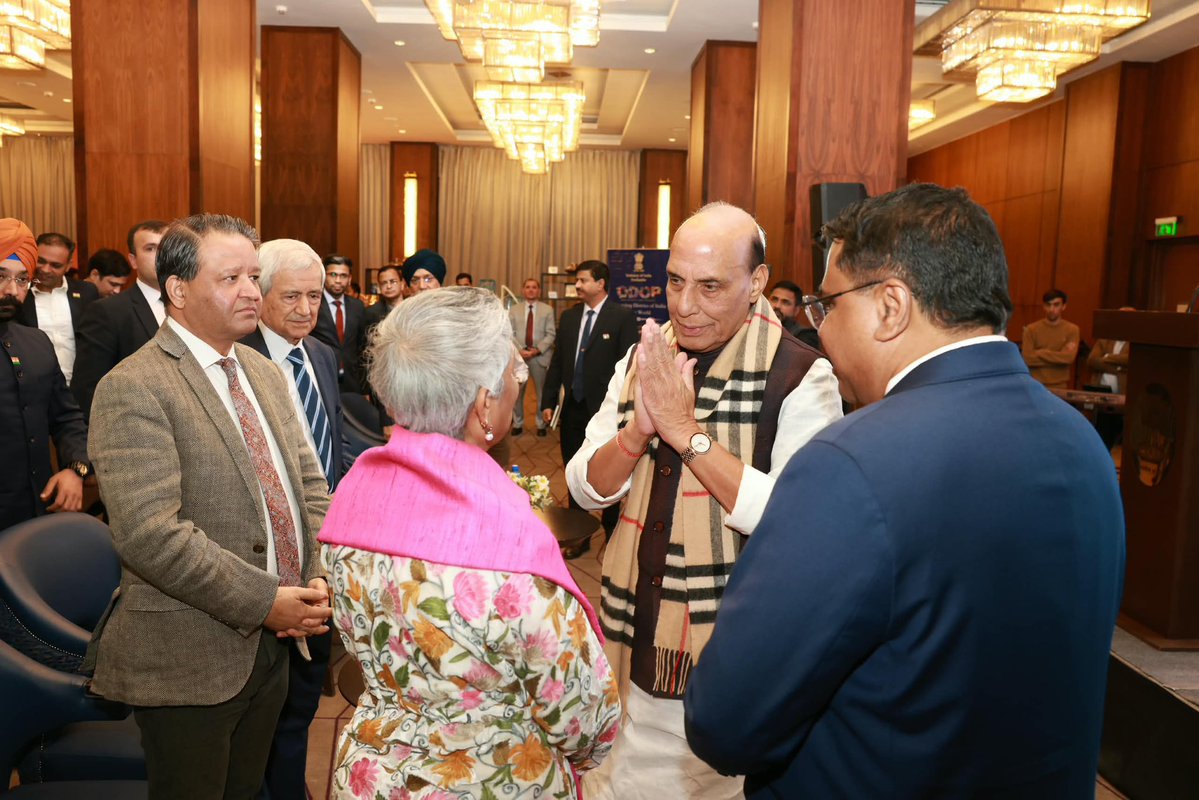 SpokespersonMoD's tweet photo. Addressing the Indian diaspora in Dushanbe, Tajikistan, Raksha Mantri Shri @rajnathsingh said that under the leadership of PM Shri @narendramodi, India is progressing towards becoming a nation that combines prosperity, knowledge & strength with a commitment to global peace and the well-being of humanity, guided by the timeless philosophy of Vasudhaiva Kutumbakam.

Read here: https://t.co/v0Uplp2poh

@IndEmbDushanbe 
@MEAIndia