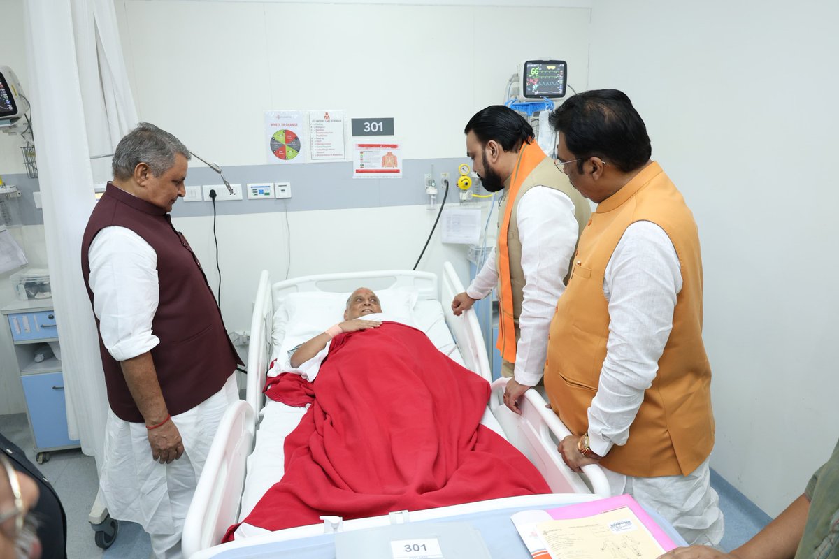 officecmbihar's tweet photo. माननीय मुख्यमंत्री जी ने उपस्थित चिकित्सकों से बातचीत कर उनके स्वास्थ्य के अद्यतन स्थिति की जानकारी ली और बेहतर इलाज का निर्देश दिया। https://t.co/gFORawp1KU
