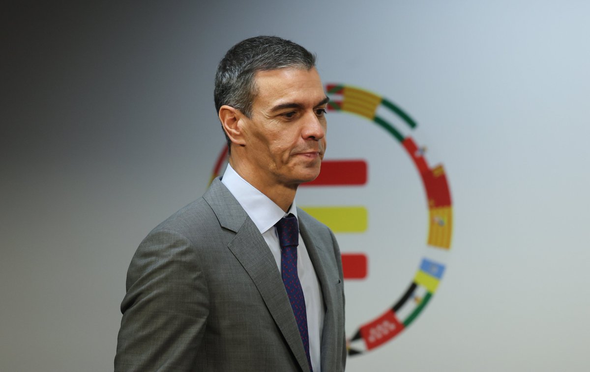 vloonk's tweet photo. Fuentes del consulado de México aseguran a The Objective que el 90 % de los nacionalizados por la «ley de nietos» no han tenido ningún antepasado que estuviera en España de 1936 a 1955.

Es decir, el Gobierno socialista de Pedro Sánchez está regalando la nacionalidad incluso más allá de los límites de la ilegal instrucción de Sofía Puente, que tergiversó la disposición adicional octava de la Ley de Memoria Democrática, conocida popularmente como «ley de nietos».

Esta es la forma en la que Sánchez está intentando robar las elecciones generales del próximo 29 de noviembre.