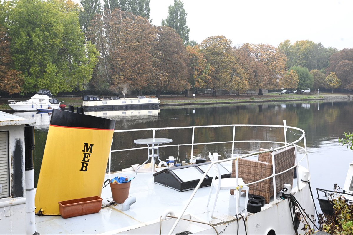 adamclittle's tweet photo. Autumn colours showing along the #Thames at #Kingston this afternoon #Autumn #Colours https://t.co/W82dcUiJzB