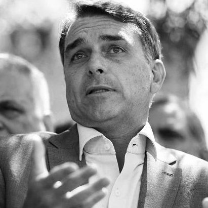 stagepopbr's tweet photo. Flávio Bolsonaro NÃO ACEITARÁ desafio de Lula para abrir sigilos, aponta reportagem do SBT News. https://t.co/1yORVPtu4M
