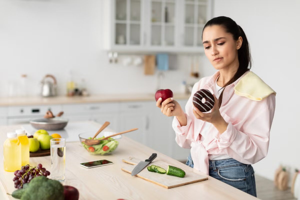 utsystem's tweet photo. 🍰 vs 🥦 . . . How does the brain stop us acting on impulse?   New research from @UTAustin found that one brain region "jams" the signals behind automatic behavior. 🧠 🫷Preliminary studies suggest the work could one day help predict, and treat, addictive and compulsive behavior. https://t.co/An3xPZZsti