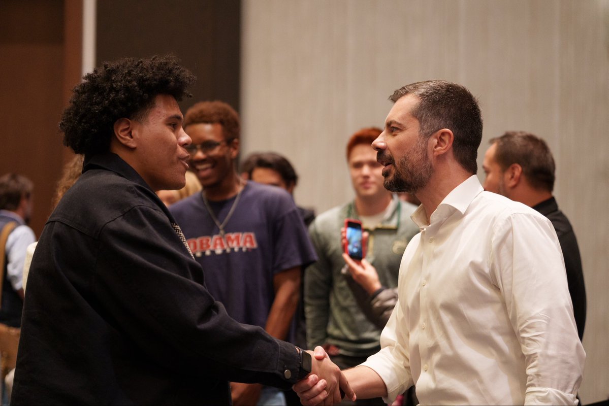 PeteButtigieg's tweet photo. I had a good time talking to students at UNC Charlotte with @MPUniversityUS this weekend. Thanks to everybody who showed up on a Sunday ready to ask tough questions and engage in conversation. https://t.co/CY2zjouJJ0