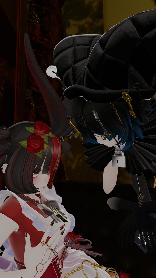 Ren_VRCMode's tweet photo. ①-2　写真撮影した後キーホールさんも！
お腹の鍵穴を埋めるべく鍵を探してるって話
こちらの世界にはとっても大きい鍵の形をした剣がありましてね？

鍵の正体に気づいた相席のアリスは大爆笑してた
現実的に持ってこれるかはおいておいてそのサイズじゃないと埋まらないよね？
#VRCマッドパーティ https://t.co/WErOxXWG0Y