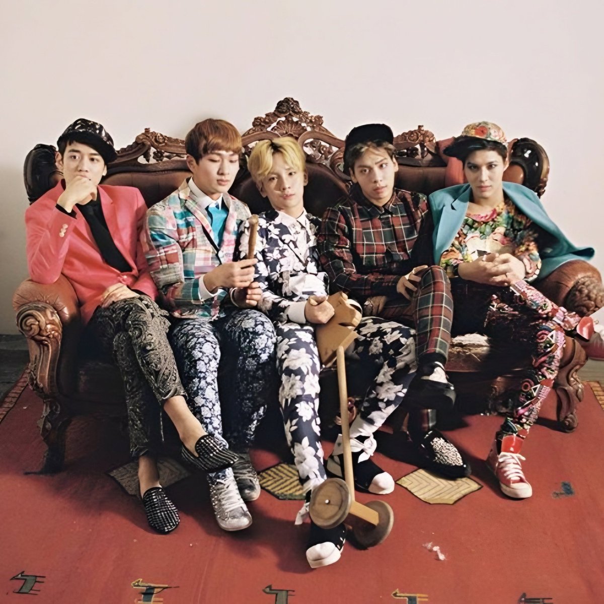 latamshinee's tweet photo. [ACTUALIZACIÓN]

🔺️¡ONEW confirmó que una parte de la letra de Illusion incluye homenajes a canciones de SHINee y JONGHYUN! 🥹😭💖

🐰💬 Jinki estuvo compartiendo mensajes en Bubble y confirmó que los fans acertaron al reconocer las referencias escondidas en la letra, además de comentar muy feliz sobre el mensaje que Minho le mando. 💎🩵

💬 Mensajes de ONEW:

🐰 “También hay un homenaje ahí”.

🐰 “Sí, tienes razón”.

🐰 “Wow, ya te diste cuenta, como era de esperarse”.

🐰 “Veo que ya lo descubriste”.

🐰 “ㅋㅋㅋㅋ” (jajaja)

🐰 “Incluso está la parte que dice: ‘Parece que puedo tocarte, pero no puedo’”.

🐰 “Es así”.

🐰 “Sí, y poco después, Minho me envió un mensaje diciéndome que le había encantado el MV”.

🐰 “Dios mío, imagínate lo agradecido que estoy”.

🥹💎 ¡JINKI CONFIRMÓ EL HOMENAJE A “DREAM GIRL” DE SHINee! Y, también hay un homenaje a “Déjà-Boo” de Jonghyun😭🩷

© Traducción de los mensajes: leejinkey

#ONEW #온유 #착각 #온유착각 #SHINee #샤이니 #JONGHYUN #종현 #DreamGirl #DéjàBoo #MINHO @SHINee @ONEW_GRIFFIN