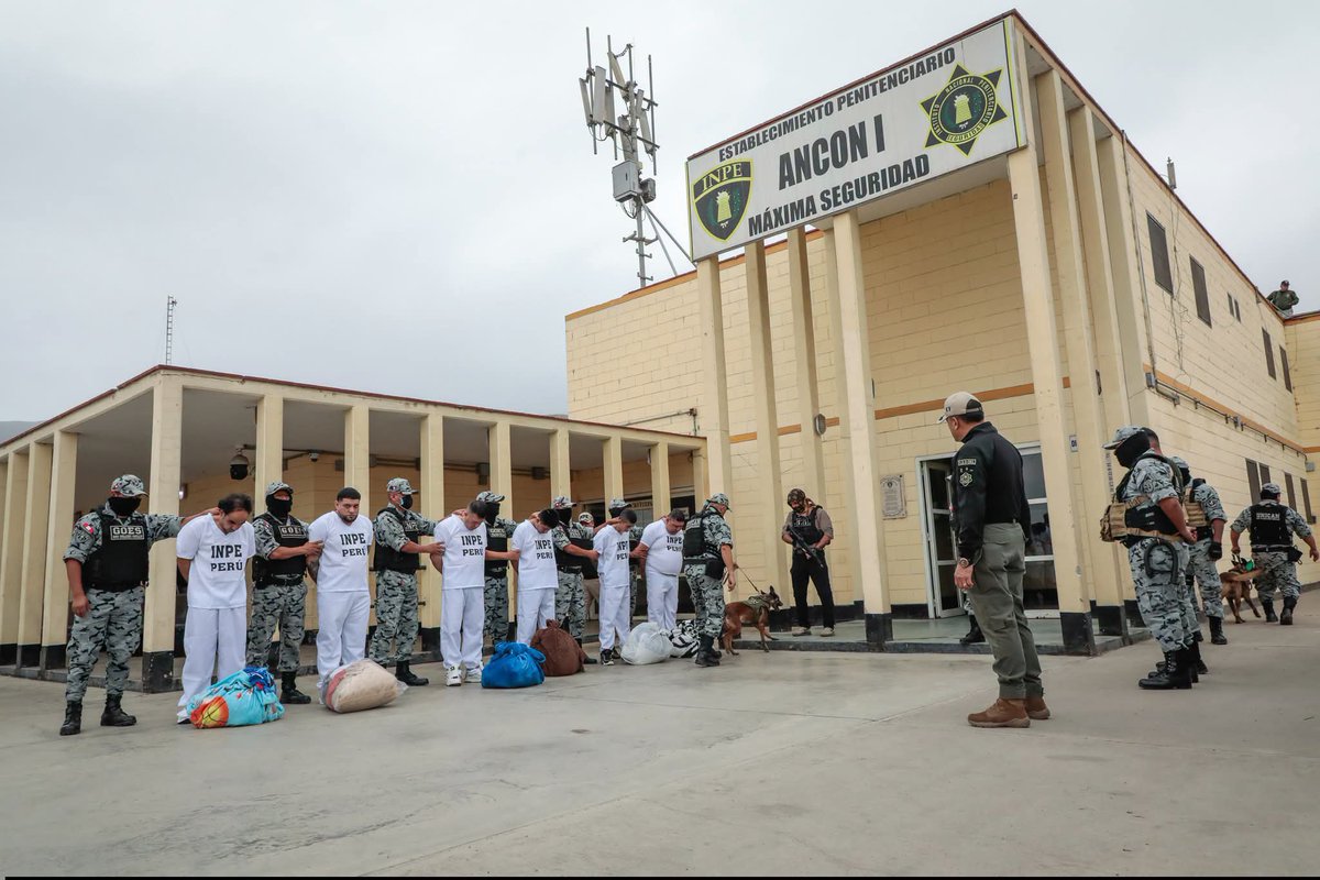 panopticainfope's tweet photo. 🚨 El @INPEgob, a través del Comando Unificado, trasladó a 6 reclusos de alta peligrosidad de la red criminal "La Confederación" desde el penal Ancón I.
Más info 👉 https://t.co/h2icbJC5K3 https://t.co/MNkhzfQw2I
