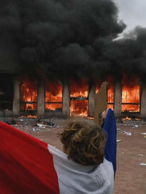 landpalestine's tweet photo. Kylie Jenner walked the Victoria's Secret fashion show in a $50 million bra

We're living in a world where billionaires are strutting around in $50 million underwear for a brand founded by Epstein bestie while the majority of Americans are living paycheck to paycheck

A perfect metaphor-of-what the French are currently protesting