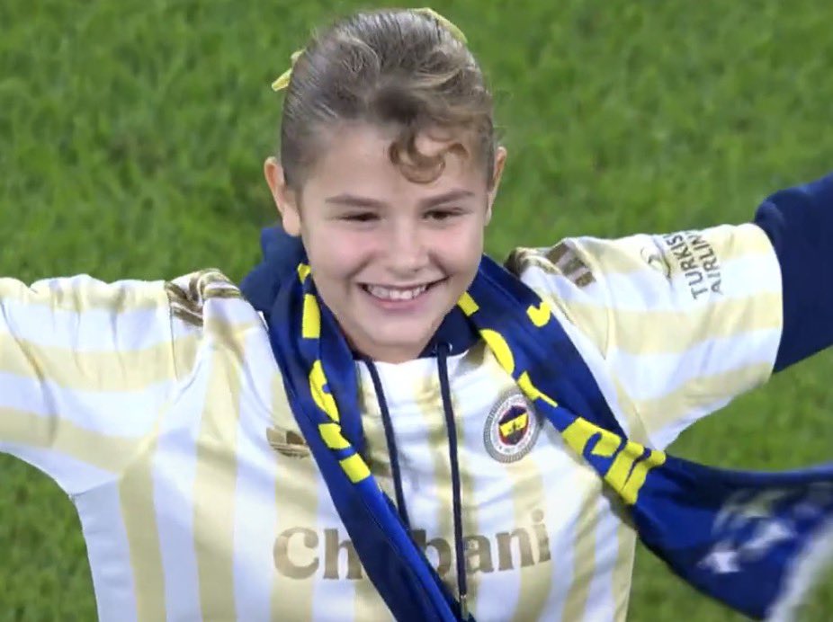 SaracogluSports's tweet photo. 50 bin kişinin önünde Fenerbahçe marşını ezbere söyledi. Ağzına, yüreğine sağlık🫶🏻 https://t.co/uUFTJpshmY