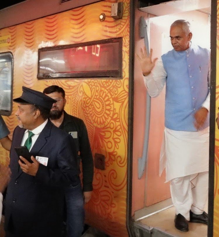 ADevvrat's tweet photo. भरूच जिले में आयोजित दो दिवसीय ग्राम कल्याण कार्यक्रम के समापन के बाद, गांधीनगर लौटने के लिए भरूच रेलवे स्टेशन से अहमदाबाद तक ट्रेन से यात्रा की।

ट्रेन में सफर के दौरान सहयात्रियों के साथ सहजता से बैठकर उनके हालचाल जाने, दैनिक जीवन के अनुभवों को साझा किया तथा सामाजिक उत्थान एवं ग्रामीण विकास के विषयों पर चर्चा की। 

इस दो दिवसीय प्रवास के दौरान हलदरवा, दीवी और जूना बोरभाठा गांव में वृक्षारोपण, स्वच्छता, आदिवासी परिवारों में रात्रि भोजन एवं अल्पाहार, रात्रिसभा, प्राथमिक विद्यालय के साधारण कक्ष में रात्रि-विश्राम तथा प्रातःकाल विद्यार्थियों और ग्रामीणों के साथ योगाभ्यास के अनुभव बेहद खास रहे। प्राकृतिक कृषि मॉडल फार्म का अवलोकन और विशाल किसान परिसंवाद के माध्यम से जहरमुक्त खेती और पर्यावरण संरक्षण का संदेश जन-जन तक पहुंचाया।