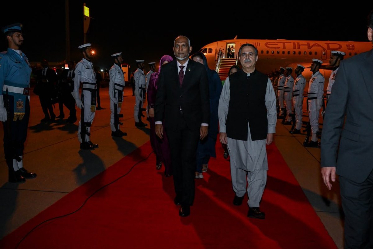 MMuizzu's tweet photo. I am honoured to arrive in Islamabad for my first State Visit to the Islamic Republic of Pakistan, accompanied by my wife and delegation.

I extend my sincere appreciation to the Government and the brotherly people of Pakistan for the exceptional warmth and distinguished ceremonial welcome accorded to us. 

I look forward to fruitful engagements that will further deepen our bilateral relations, strengthen our partnership, and advance the shared aspirations of our two nations. 
@CMShehbaz