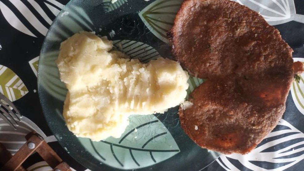 juliticcc's tweet photo. Esto solo me pasa a mi, un chico me invito a comer a la casa y me sirvió el plato asi https://t.co/WhCq83umUi
