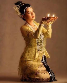 _shweyamone_'s tweet photo. Apart from the use of Konbaung-era attire, the oil lamp dance is not a Shan cultural tradition. Rather, it is a traditional dance associated with the Rakhine people, reportedly dating back to approximately 900–950 AD. https://t.co/Gzi1aqHWoE