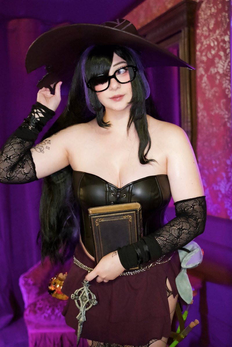 queen_patate's tweet photo. Cosplay reveal : Label Occultist💜

(except for the top, tights and sleeves, the rest of the cosplay is handmade!🙏🏻) 

#NIKKE #label #NIKKEcosplay https://t.co/h887HUXZbg