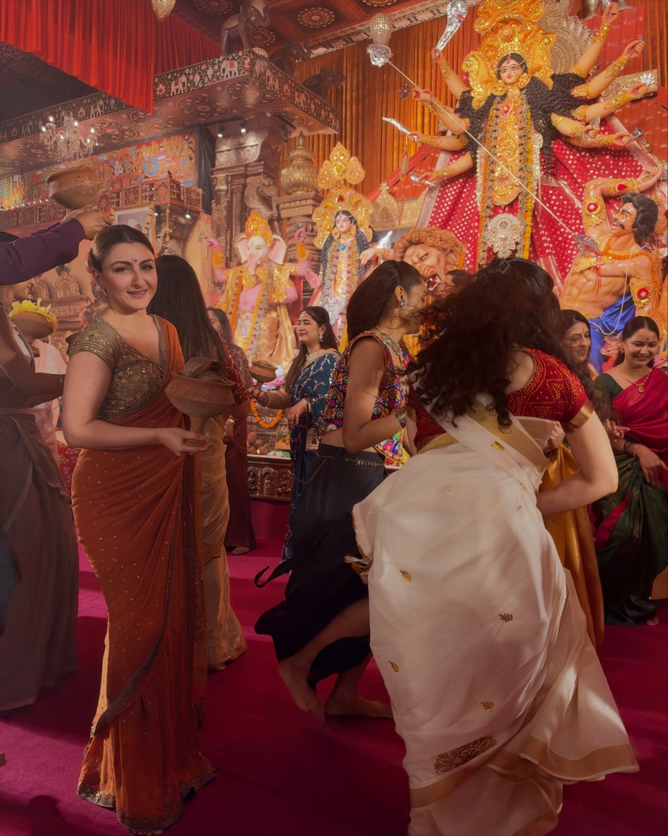 HindutvaVigilIN's tweet photo. Soha Ali Khan performing Durga Puja 🙏
This is what real secularism looks like. https://t.co/kcyvmrQWwQ