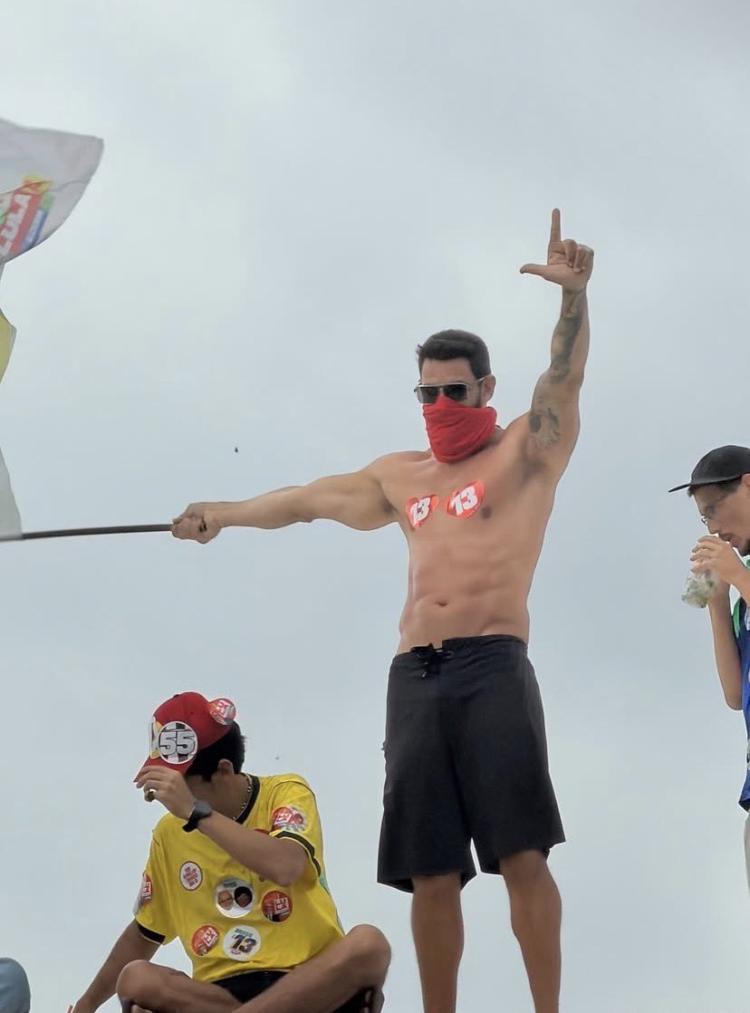makearggayagain's tweet photo. "gostosos com lula": a días del balotaje contra flávio bolsonaro, estallan las redes sociales de hombres con cuerpos tallados a mano apoyando a da silva. https://t.co/Xew1iH20rY