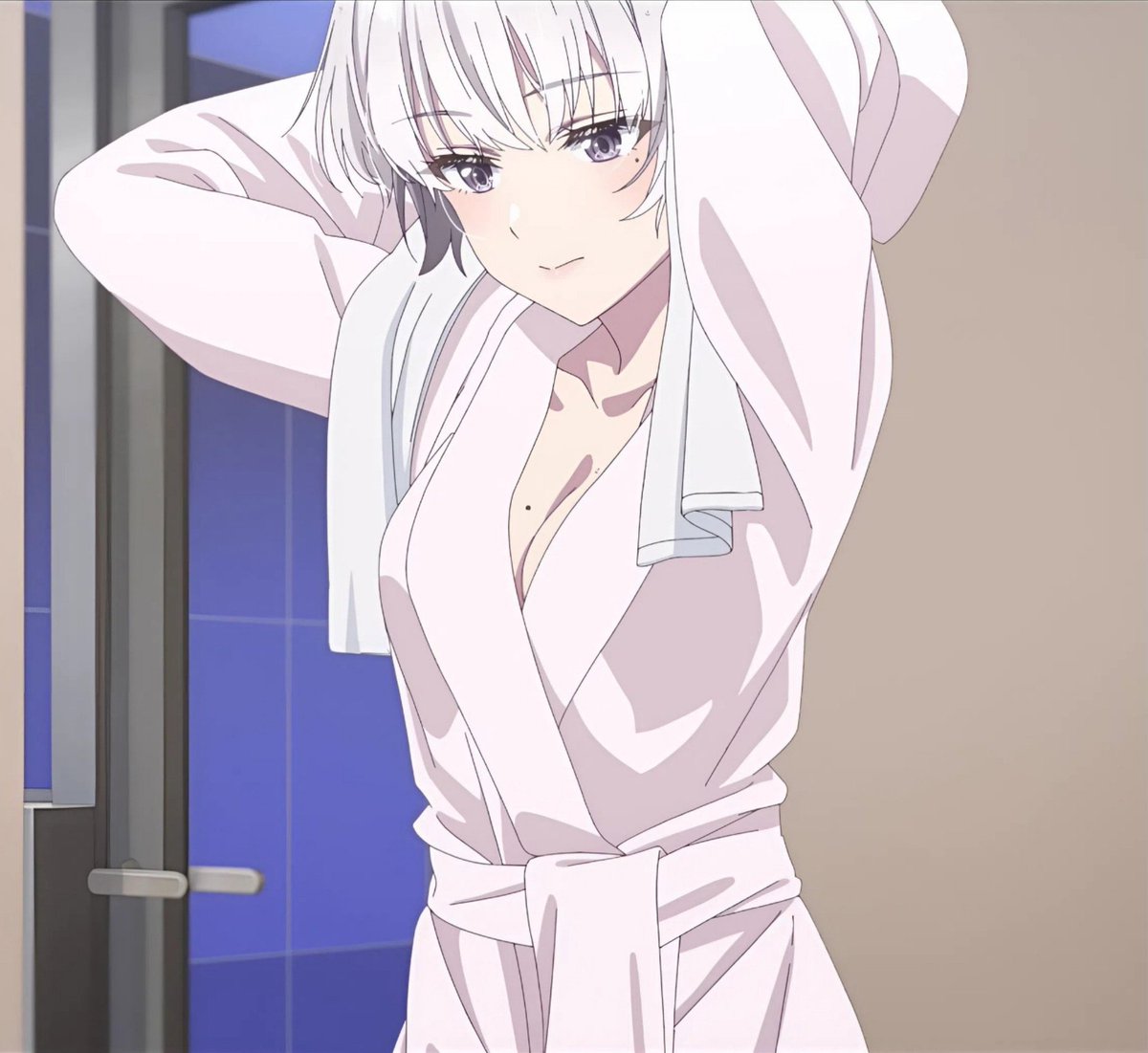 Rixi0303's tweet photo. Light Novel vs Anime

Bathrobe Asuka 🤍 That beauty mark on her chest is so hard to miss that Saku can barely keep his eyes off it 🚶🏻‍♀️ https://t.co/i5oPfhs1b5