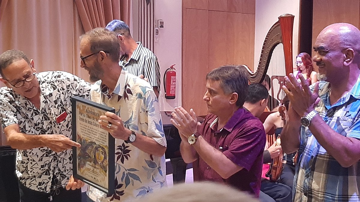 LoismyBrito's tweet photo. Reconocimiento del FCBC al artista y profesor Zenen Calero por la obra de la vida
#MatancerosEnVictoria 
#CubaEsCultura https://t.co/mAFMHzJkdi
