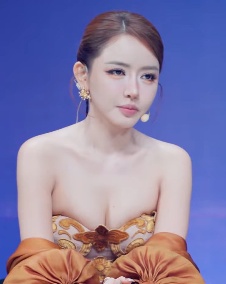 Tnguyen_2087's tweet photo. Xem chương trình là thấy cái vú Bích Phương à kk 💦💦💦 https://t.co/MUe1WZLO6k