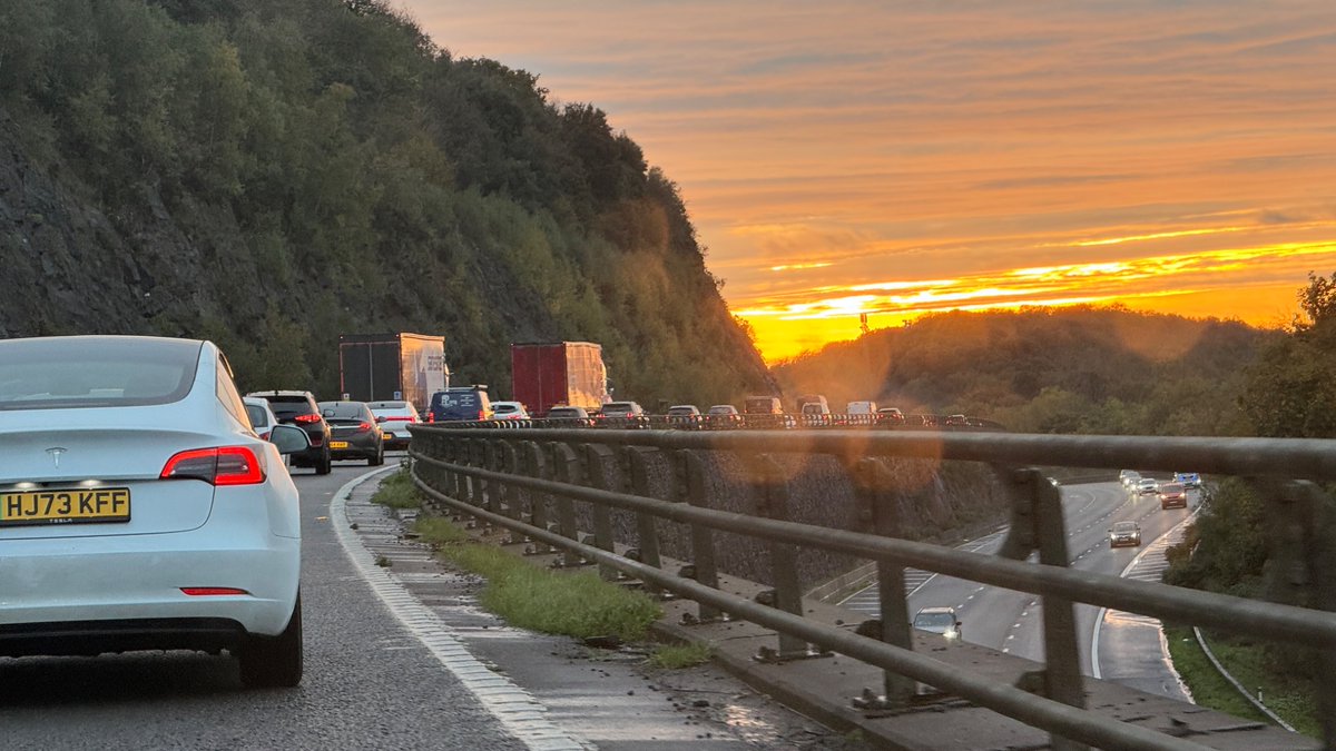 WSM_M5_broken's tweet photo. #m5 traffic wombles have shut the M5. https://t.co/7CYG1dKV0U