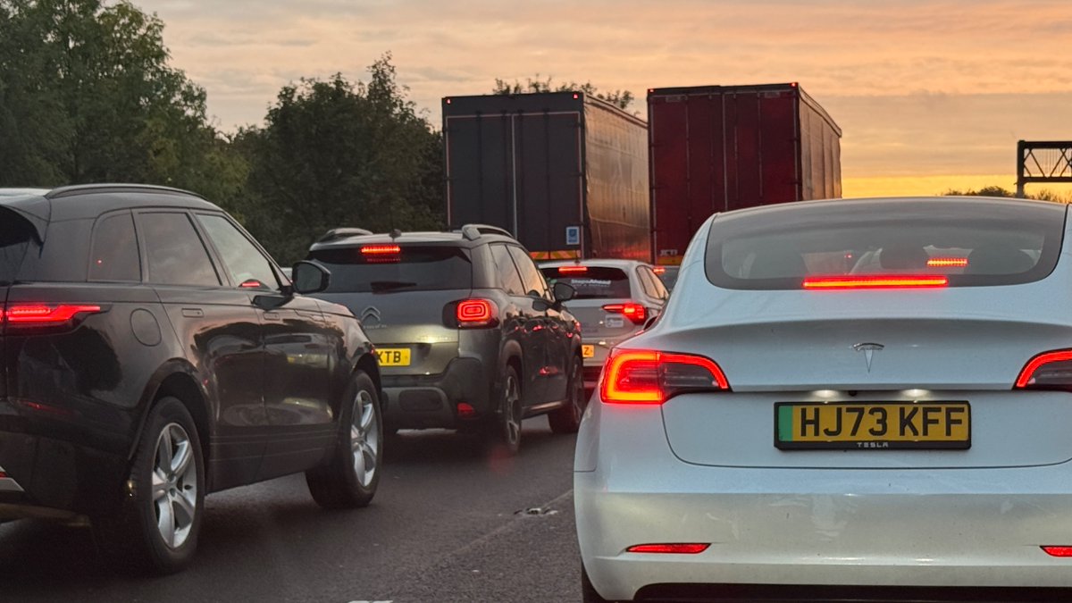 WSM_M5_broken's tweet photo. #m5 traffic wombles have shut the M5. https://t.co/7CYG1dKV0U