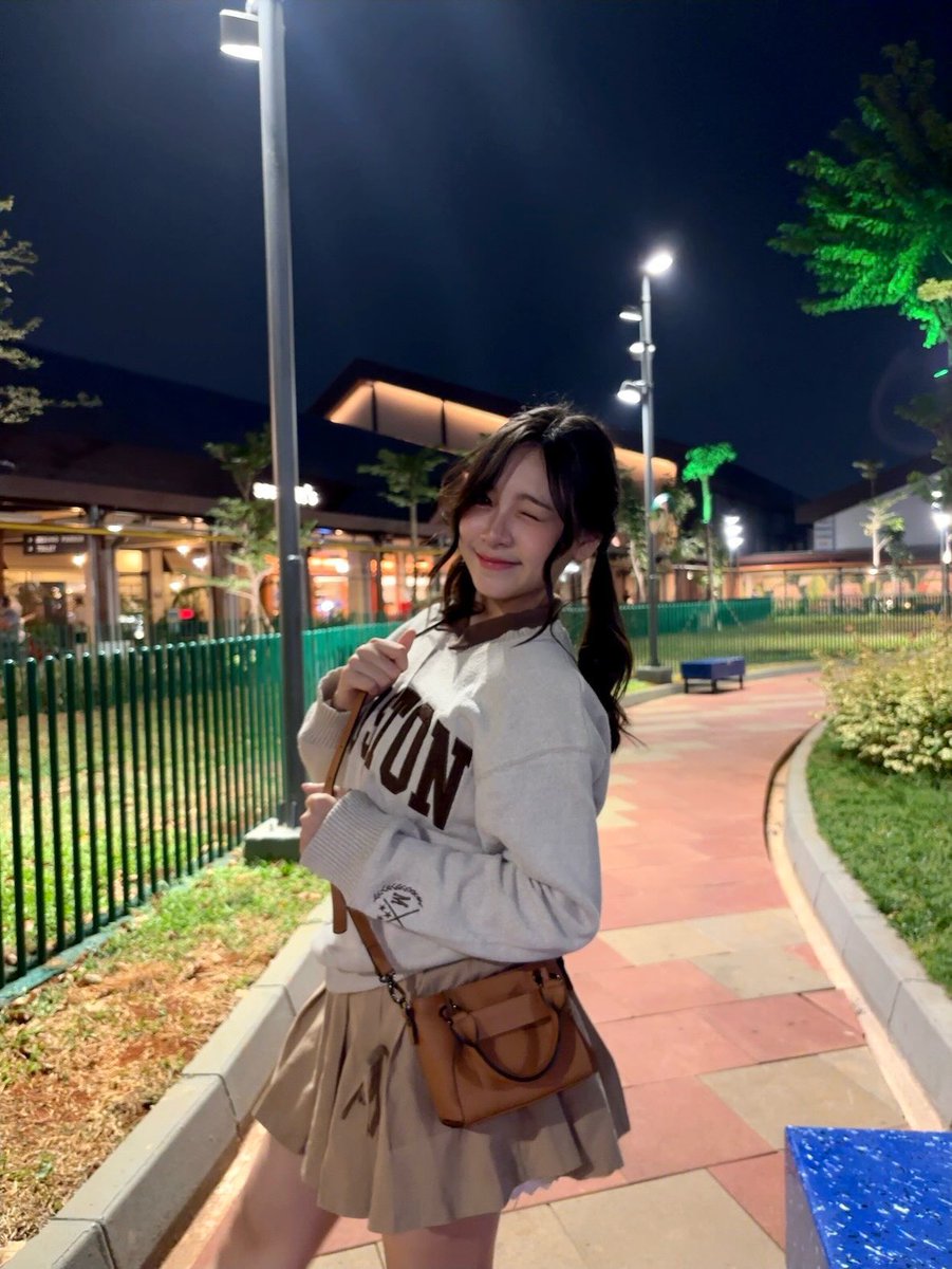 Hillaryours_ID's tweet photo. [201026] Lily Instagram Feed Update

Brownie🤎 https://t.co/d4ySii8SAc