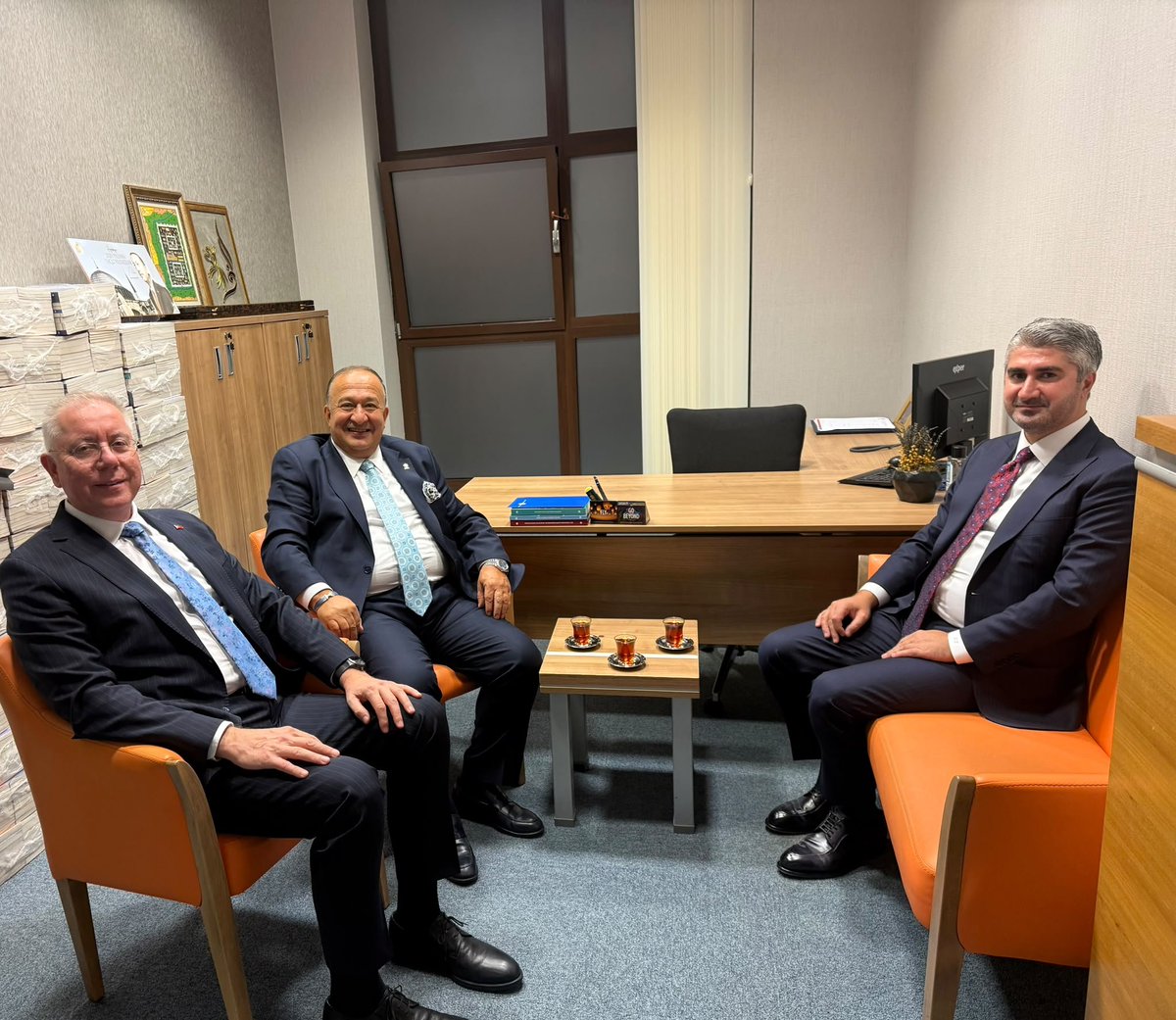 mehmetumur_'s tweet photo. Aile ve Sosyal Hizmetler Bakan Yardımcımız Sayın Zafer Tarıkdaroğlu Bey'i misafir ederek, MKYK Üyemiz Ahmet Bilal Kıymaz kardeşimle beraber, kıymetli misafirimizle keyifli bir sohbet gerçekleştirdik.

Nazik ziyaretleri ve değerli fikirleriyle bizleri zenginleştirdiği için, değerli Bakan Yardımcımıza teşekkür ediyorum.

📍Ankara | AK Parti Genel Merkezi