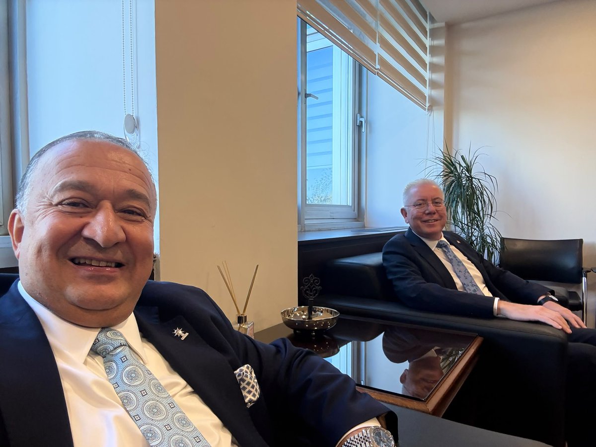 mehmetumur_'s tweet photo. Aile ve Sosyal Hizmetler Bakan Yardımcımız Sayın Zafer Tarıkdaroğlu Bey'i misafir ederek, MKYK Üyemiz Ahmet Bilal Kıymaz kardeşimle beraber, kıymetli misafirimizle keyifli bir sohbet gerçekleştirdik.

Nazik ziyaretleri ve değerli fikirleriyle bizleri zenginleştirdiği için, değerli Bakan Yardımcımıza teşekkür ediyorum.

📍Ankara | AK Parti Genel Merkezi