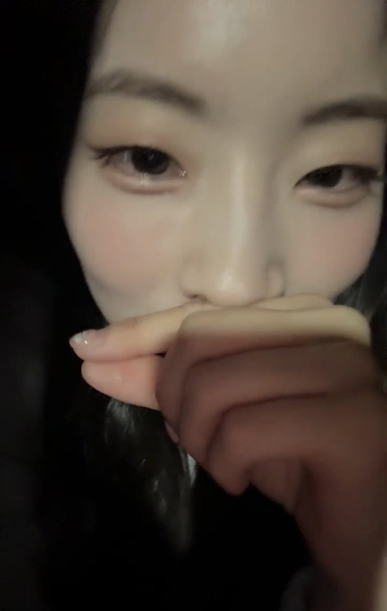 sweet_yuki230's tweet photo. 다현이가 알려준 BAD 챌린지 비하인드
모모 언니가 서프라이즈로 추다가
단체로 합류해가지고 했잖아요
그래서 그거를 대기실에서 연습을 했다요
안무만 숙지한 상태에서 
멤버들한테 좀 장난치는데 
어? 이거 찍자 해가지고 
갑자기 채영이의 연출로 그래! 그랬는데
나는 장난이었는데 그게 찐으로 현실이 
되어가지고 진짜 찍는다고? 해가지고
모모 언니 핸드폰으로 모모 언니가 찍어주고
연출은 채영이가 하고 저는 솔직히 당황했죠
원래 챌린지 찍으면 많으면 
5테이크까지 가거든요
근데 그거 진짜 한번 찍은거야
원래는 모모 언니 개인 틱톡에 올라갈 뻔 했어
마케팅 팀에서 트와이스 계정에 올리면 안 되냐 
그러셔서 상관 없어요 그래서 올리게 된거거든
내 생각에 멋있게 한건데 원스들은 웃더라구요 
나는 내가 치명적으로 했다고 생각을 했거든 
원스들은 귀여워ㅋㅋㅋㅋ 이래서