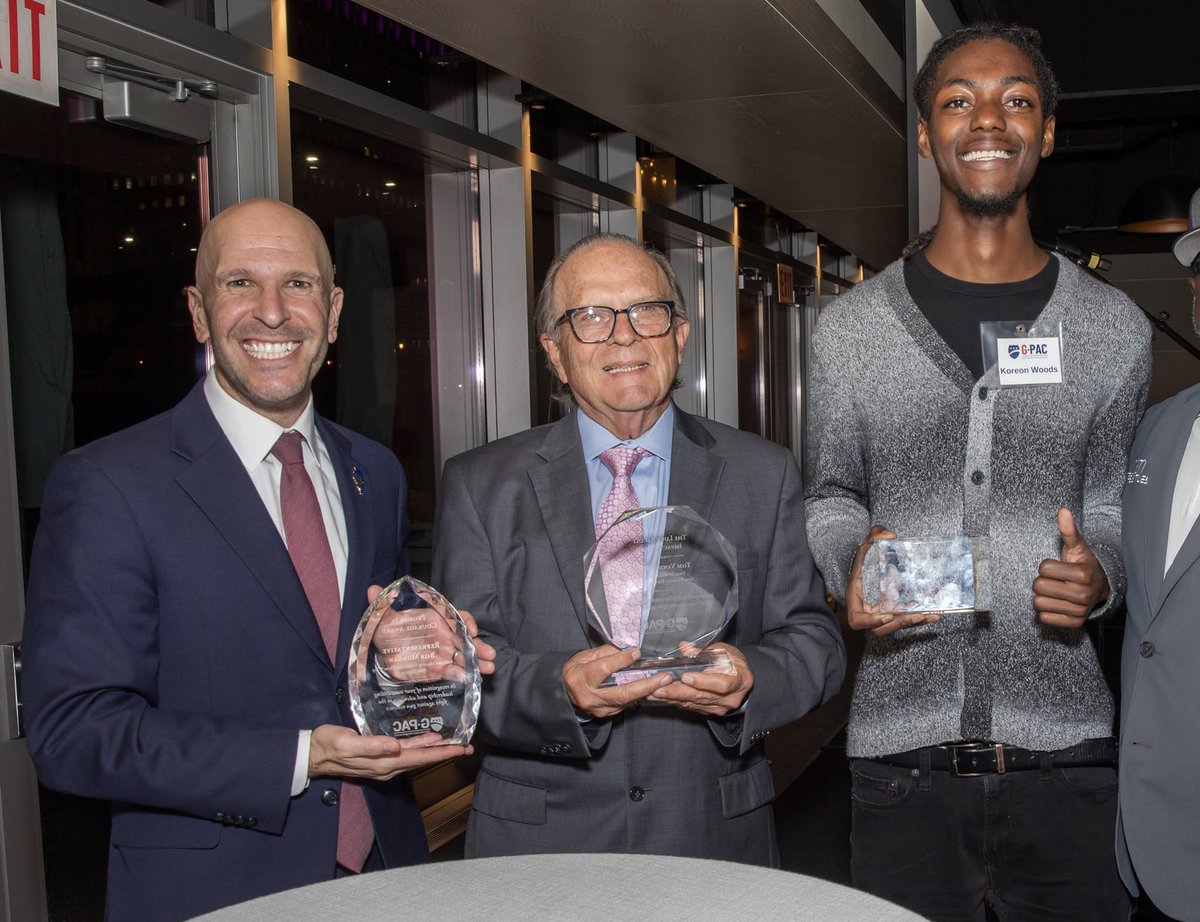 RepBobMorgan's tweet photo. Last week, I was incredibly honored to receive Gun Violence Prevention Illinois’ Profile in Courage Award in recognition of my work in gun violence prevention.  
Following the Highland Park Fourth of July shooting in 2022.. (1/4)
#gunviolenceprevention #Illinois https://t.co/B5hkV5dLwi