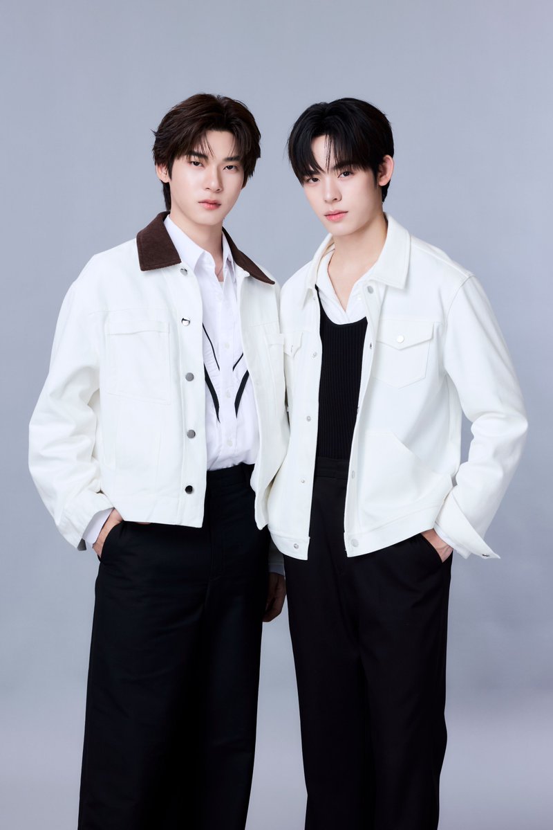 fourteenchannel's tweet photo. สองหนุ่มสุดฮอต “ตี๋ตี๋ - วันพิชิต นิมิตภาคภูมิ” และ “ป๋อ - ศุภการ จิรโชติกุล” เตรียมควงคู่มาร่วมเฉลิมฉลองและเติมเต็มสีสันให้กับงานเปิดบูติกแห่งใหม่ ซึ่งนับเป็นอีกหนึ่งหมุดหมายสำคัญของ Chopard (โชพาร์ด) แบรนด์นาฬิกาและจิวเวลรี่ระดับโลก ณ ชั้น 1 ICONSIAM 

โดยบูติกแห่งใหม่นี้ถ่ายทอดจิตวิญญาณแห่งเมซงผ่านความคิดสร้างสรรค์ งานฝีมืออันประณีต และการผสานเสน่ห์ของหัตถศิลป์ไทยเข้ากับความหรูหราเหนือกาลเวลา เตรียมพบกับสองหนุ่มตี๋ตี๋และป๋อในช่วงเวลาแห่งความยินดี พร้อมร่วมชื่นชมเรือนเวลาและเครื่องประดับอันเป็นเอกลักษณ์จาก Chopard อย่างใกล้ชิด  วันพฤหัสบดีที่ 29 ตุลาคมนี้ เวลา 16.30 น. ณ บูติก Chopard ชั้น 1 ICONSIAM

#Chopard #ChopardIconSiam #twnpich #porsuppakarn #TeeteePor #ตี๋ตี๋ป๋อ
#ChopardBoutique #ChopardThailandBoutique
