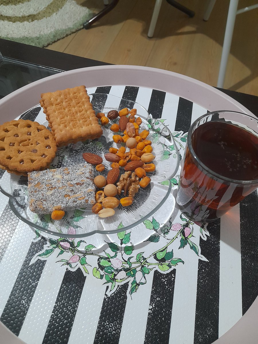 By3007242's tweet photo. Çay var içiyorum, dert var çekiyorum
 
Sırada ne var getirin bekliyorum. 
 😋🤌🍀 https://t.co/q6KC218aNS