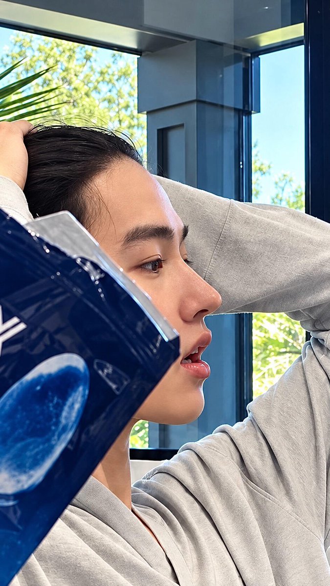 eomseanlvr's tweet photo. the bridge of his nose how is it so perfect https://t.co/hfMB7WuBtb