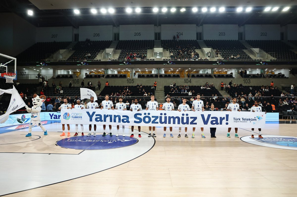 mutsuki_Mutlu's tweet photo. Parkede mücadele, tribünde coşku, sahadaki COP31 pankartında ise net bir mesaj var. Ankara Spor Salonu’nda atmosfer harika! #YarınaSözümüzVar https://t.co/1rvUUKSuMr