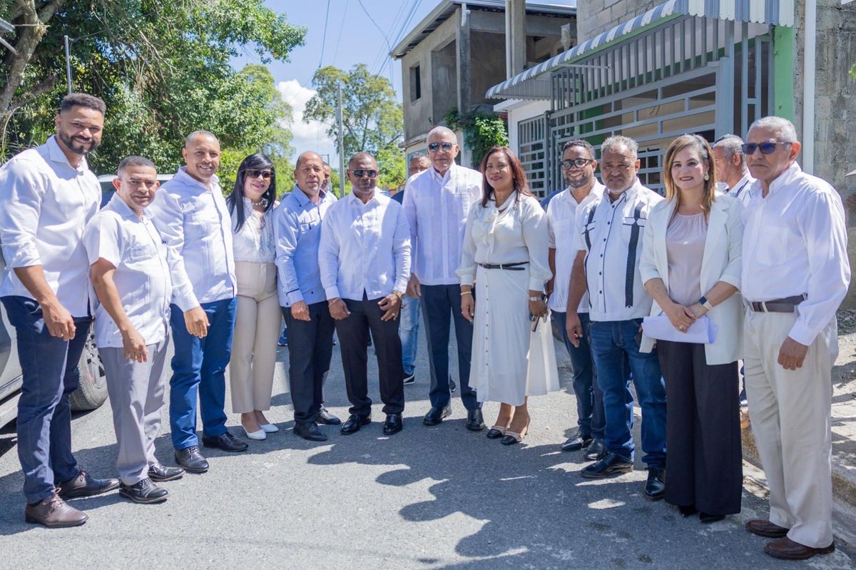 maprerd's tweet photo. Tras más de 15 años de espera, las familias de La Salvia–Los Quemados y Blanco en Monseñor Nouel ya cuentan con una funeraria digna.

Obra entregada por el ministro administrativo de la Presidencia, @andresbautg por disposición del presidente @LuisAbinader. https://t.co/uq6pVZDTqg