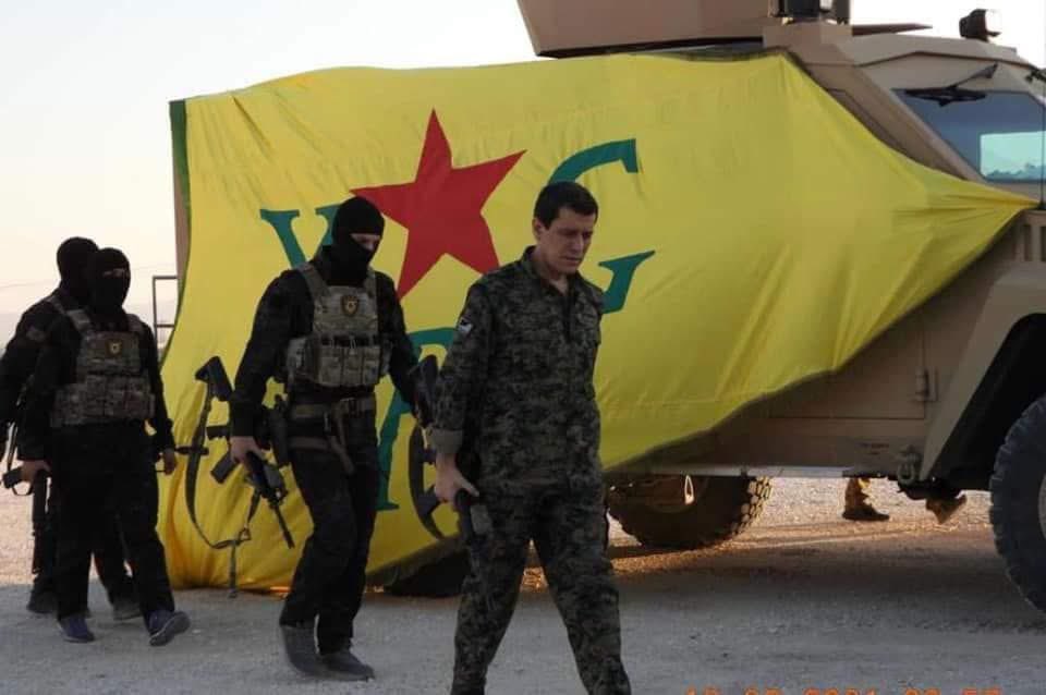 Eli_Rojava's tweet photo. أبرز ما قاله جنرال مظلوم عبدي في اجتماع مع أهالي عامودا:
▪️يتم استكمال إنشاء لواء عفرين بتعداد 1500 مقاتل.
▪️1700 مقاتل من YPG سيتولى حماية الحدود روجافا.
▪️اندماج عناصر من استخبارات الكردية إلى الاستخبارت العامة للحكومة دمشق مع استمرارهم في العمل ضمن مواقعهم الحالية.

#Rojava https://t.co/Xy4KLK8qKr