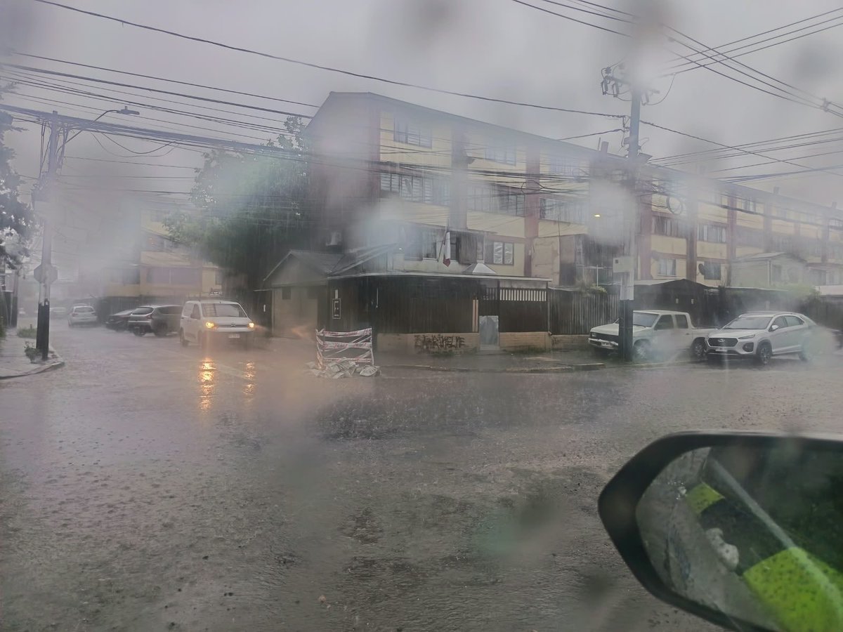 TomasVodanovic's tweet photo. 15 minutos de fuerte lluvia y múltiples barrios de Maipú ya están inundados, con riesgo de anegamiento de viviendas. 
Tenemos sectores completos sin colectores de aguas lluvias, que llevan años esperando inversión por parte del Estado. Ojalá que estos fenómenos climáticos permitan poner el foco y las prioridades donde corresponde. Otra más de las caras de la desigualdad.