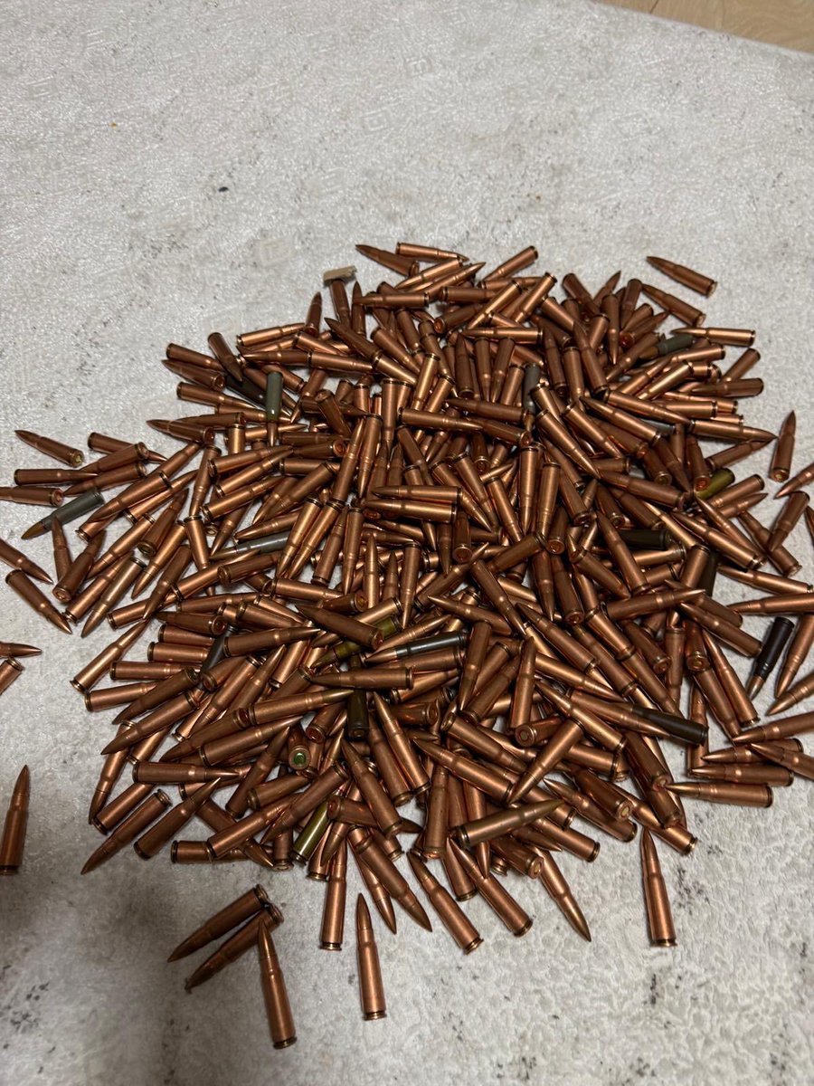 UeDemircan's tweet photo. Adana'da hasarlı araçları yeniden kazaya karışmış gibi göstererek 17 sigorta şirketini  milyonlarca  lira dolandıran çetenin akıl almaz yöntemleri şapka çıkarttı :) 

Kamerasız ve ıssız köy yollarını adeta birer "kaza stüdyosuna" çeviren çetenin, araçlara kaza süsü vermek için çekiçlerle kaportaları parçaladığı ve üzerlerinde zıpladığı ortaya çıktı.

Aralarında boyacı, kaportacı, sürücü  ve avukatlarında bulunduğu 77 kişi gözaltına alındı.