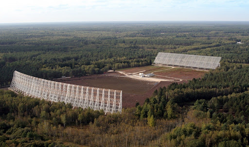 CeJourHistoire's tweet photo. En Sologne, deux murs de métal longs de 200 et 300 mètres écoutent le ciel depuis plus de 60 ans. Ils captent des signaux venus de comètes et d'étoiles mortes.

Le grand radiotélescope de Nançay, dans le Cher, est l'un des plus grands du monde.

Le général de Gaulle l'inaugure le 14 mai 1965.

Le premier mur, 200 mètres sur 40, bascule pour viser un coin du ciel.

Il renvoie les ondes radio vers le second, un miroir courbe de 300 mètres sur 35, fixé au sol.

Celui-ci les concentre vers un chariot. Il roule sur une voie de 80 mètres, pour suivre les astres.

Ensemble, ils valent une parabole de 94 mètres de diamètre.

En 1973, il repère dans la comète Kohoutek une trace qui permet de mesurer l'eau qu'elle rejette.

Depuis, il suit les pulsars, des étoiles mortes qui tournent sur elles-mêmes comme des phares.

Au milieu des forêts de Sologne, ces deux murs de métal écoutent toujours les étoiles mortes.