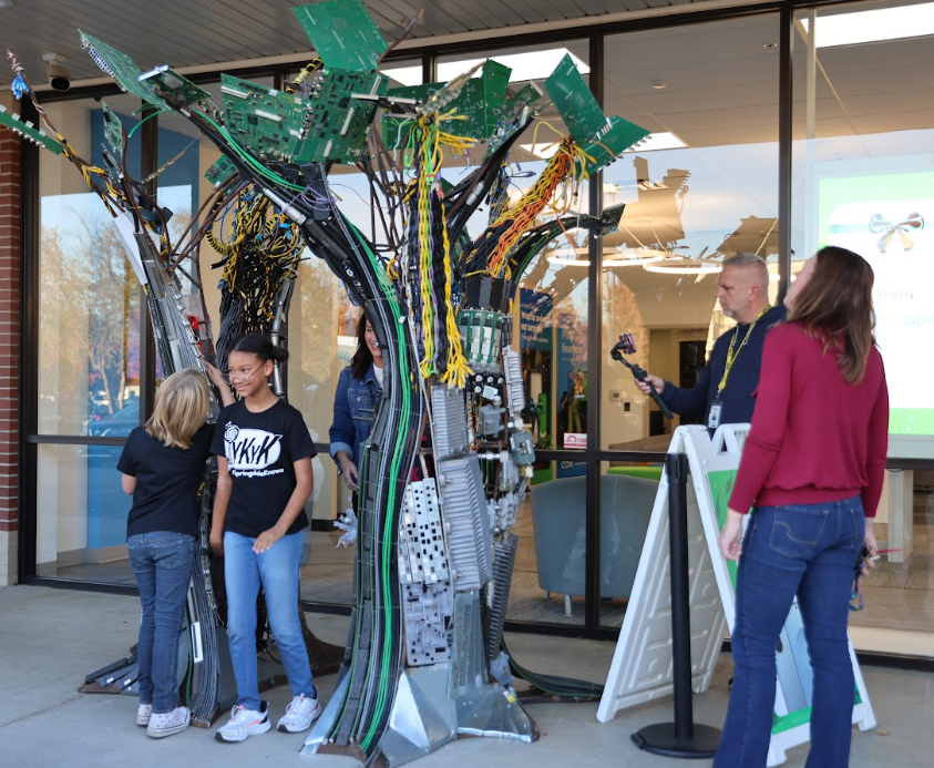 EPAregion6's tweet photo. Congrats to five students at John Tyson Elementary School of Innovation in Springdale, Arkansas, on their President's Environmental Youth Award! 

#EPARegion6 presented plaques at a school assembly, recognizing the students' collaboration with a local artist to transform discarded electronics into a tree sculpture to raise awareness about the importance of recycling electronic waste. 

Learn more about #PEYA at https://t.co/pVbZj4Y03F.