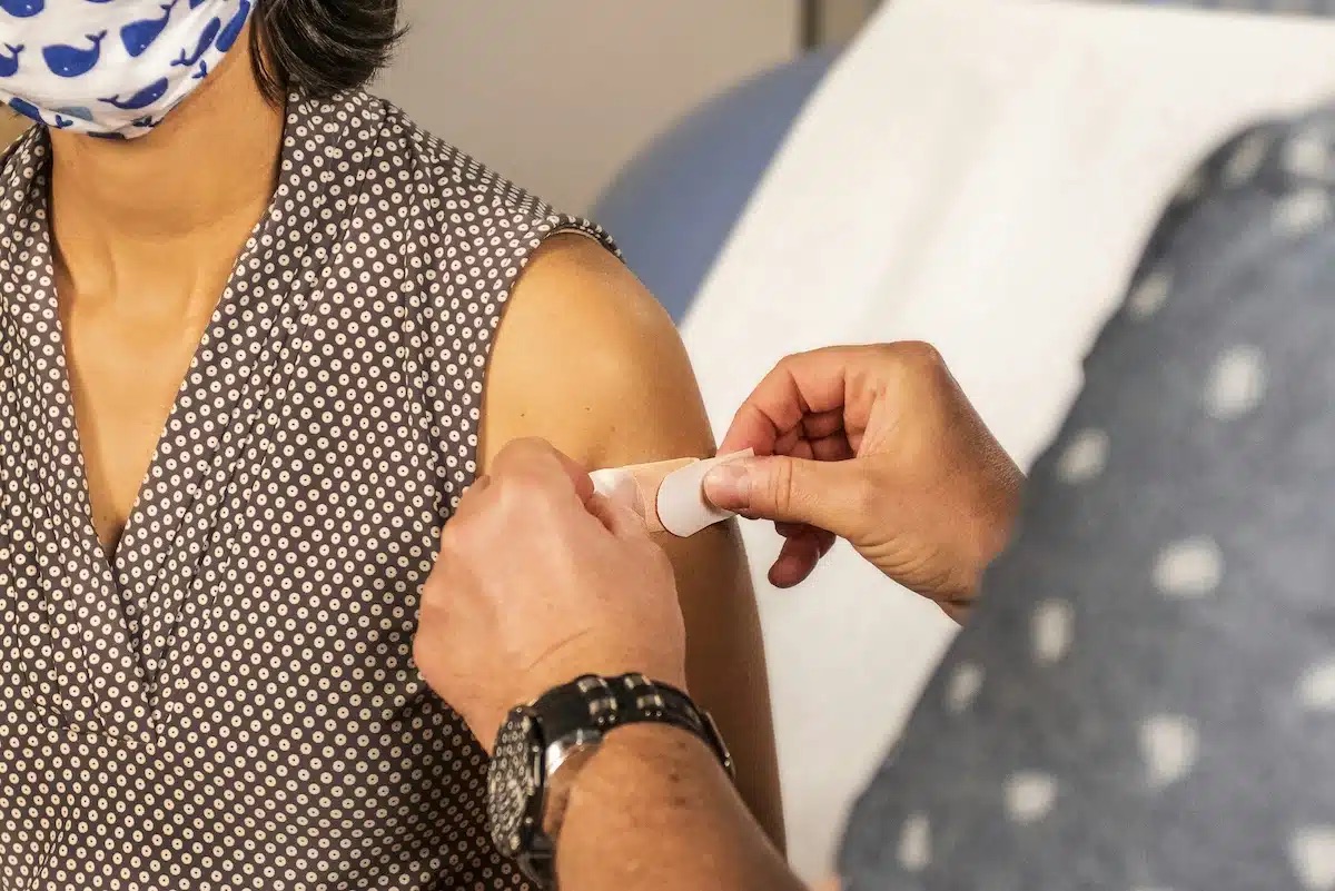 QuebecScience's tweet photo. Le premier vaccin antigrippal à ARN messager pourrait améliorer la lutte collective contre ce virus saisonnier. Mais il faudra patienter avant de pouvoir en bénéficier au Canada.
https://t.co/vUB1TeHVw8 https://t.co/8eBVlkl0ht