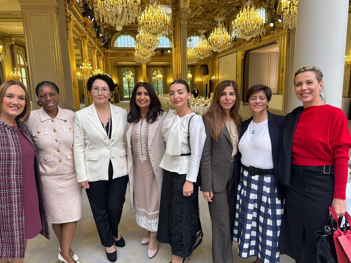 AzAmbassadeFr's tweet photo. Mme Leyla Abdullayeva, Ambassadrice de la République d’Azerbaïdjan en 🇫🇷, a eu l’honneur de prendre part au déjeuner des femmes ambassadrices aux côtés de Madame Brigitte Macron, Première dame de France.

Cette rencontre a été l’occasion d’échanges constructifs et de réflexions partagées sur des sujets importants tels que les droits et le bien-être des femmes et des enfants, l’éducation, la santé, ainsi que d’autres enjeux sociaux.

L’Ambassadrice Leyla Abdullayeva a adressé ses sincères remerciements à Madame Brigitte Macron pour son accueil chaleureux, sa disponibilité et son aimable hospitalité.