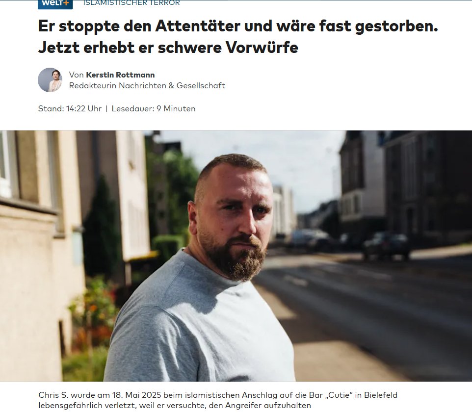 YveK22's tweet photo. Am 18. Mai 2025 griff der 35-jährige Syrer Mahmoud M. in Bielefeld vor der Bar „Cutie“ mehrere Menschen mit einem Messer an. Sein Ziel war, möglichst viele in seinen Augen „Ungläubige“ zu töten. Fünf Menschen wurden verletzt, vier davon schwer. 
 
Es ist dem damals 27-jährigen Chris S. zu verdanken, dass kein Mensch getötet wurde und es nicht noch mehr Verletzte gab. Er nahm den Angreifer in den Schwitzkasten und verhinderte so weitere Attacken. Chris S. bezahlte seine Heldentat beinah mit seinem Leben. Denn während er den Angreifer festhielt, stach dieser ihm zweimal mit dem Messer ins Bein. Zwei Liter Blut verlor Chris S., der nur durch eine Notoperation gerettet werden konnte. 
 
Sein Leben, wie er es vor der Tat hatte, ist vorbei. Zuvor war er als Werkstudent angestellt, heute ist er immer noch krankgeschrieben. Als Student erhält er kein Krankengeld, sein Studium kann er krankheitsbedingt nicht fortsetzen. In seinem erlernten Beruf als Einzelhandelskaufmann kann er auch nicht arbeiten. Mahmoud M. wurde im Prozess zur Zahlung von Schmerzensgeld in Höhe von 70.000 Euro an jedes Opfer verurteilt. Geld, das die Opfer natürlich nie sehen werden. Vom Staat erhielten Chris S. und die anderen Opfer jeweils 5.000 Euro Soforthilfe. 5.000 Euro. Über mögliche Opferrenten wurde bis heute, eineinhalb Jahre nach der Tat noch nicht entschieden. Die Anreise zum Prozess musste Chris S. selbst zahlen. Mahmoud M. hatte derweil vom Steuerzahler finanzierte Rundumversorgung, drei Dolmetscher, Anwälte, Therapien.

Jetzt gab Chris S. der WELT ein Interview. Er beklagt zurecht, dass in Deutschland der Täterschutz über dem Opferschutz steht. An dieser Stelle Auszüge aus dem Artikel der WELT: 
 
„Chris S. sieht die Sache mit dem Schmerzensgeld ebenfalls nüchtern: „Ich wusste ja, dass er nicht zahlen kann. Ob er zu 5000 oder 2,5 Millionen Euro verurteilt wird, macht keinen Unterschied.“ Gleichzeitig empfinde er die fehlende Entschädigung als „deprimierend“. Das Attentat, das spätere Verfahren, die Inhaftierung des Täters, all das habe doch Kosten verursacht, sagt er kopfschüttelnd. „Wie viel dieser Mensch uns bisher gekostet hat, und wie viel er uns noch kosten wird!“

Er sehe da ein Ungleichgewicht, sagt der 27-Jährige.

„Täterschutz steht über Opferschutz in diesem Land, das kann man ganz klar sagen.“ Für ihn fühle es sich ungerecht an, dass der Täter vom Steuerzahler bezahlte Anwälte und auch jederzeit Zugang zu therapeutischer Unterstützung hatte. Drei Übersetzer standen dauerhaft für Mahmoud M. bereit, zwei vor Gericht, einer für dessen Gespräche mit dem Anwalt. S. schüttelt nur den Kopf. „Zutiefst frustrierend“ sei das.“
 
Die Anwältin von Chris B. hat einen Spendenaufruf gestartet. Für Chris und drei weitere Opfer, die sie vertritt. Der Spendenaufruf ist auch im WELT-Artikel verlinkt. Ich teile den Link hier auch und möchte meine lieben Follower und Freunde hier bitten, wenn möglich, Chris B. und die anderen Opfer zu unterstützen. 100.000 Euro ist als Ziel angegeben. Von der Spendensumme erhält jedes Opfer denselben Anteil. Ich hoffe sehr, dass viele mitmachen damit Chris B. und die anderen Opfer, die den Horror überlebt haben, wenigstens finanziell etwas Last abgenommen wird. 
 
Hier der Spendenaufruf:

https://t.co/GFoQRbmLqr

Hier der WELT-Artikel:

https://t.co/4l6awG61gv