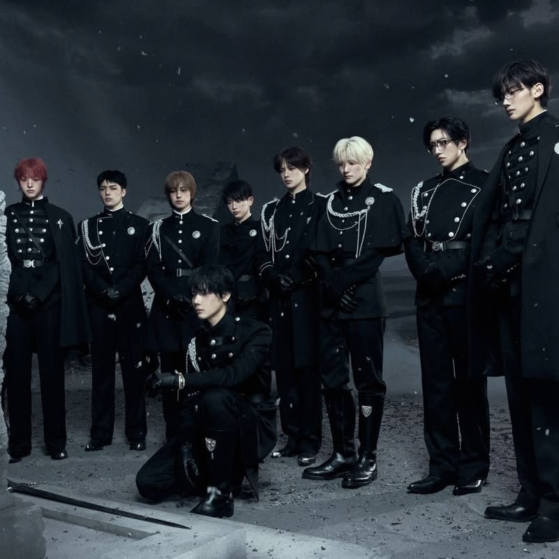 loonapeak's tweet photo. since today is the 20th anniversary of the black parade i made a thread of &amp;team - 🧵 https://t.co/q7Ry7DkJ9Y