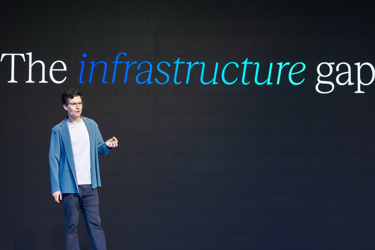 doublezero's tweet photo. Thank you, Singapore! 🇸🇬

@austin_federa addressing the infrastructure gap for New Finance, on stage at @token2049.

Watch the full keynote on YouTube ↓ https://t.co/Rz8AdBUvab