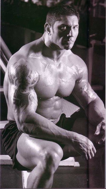 RuthlessAggresr's tweet photo. Batista working out to prepare for the 2005 Royal Rumble
WWE magazine - December 2004 https://t.co/hSCuUCq67N