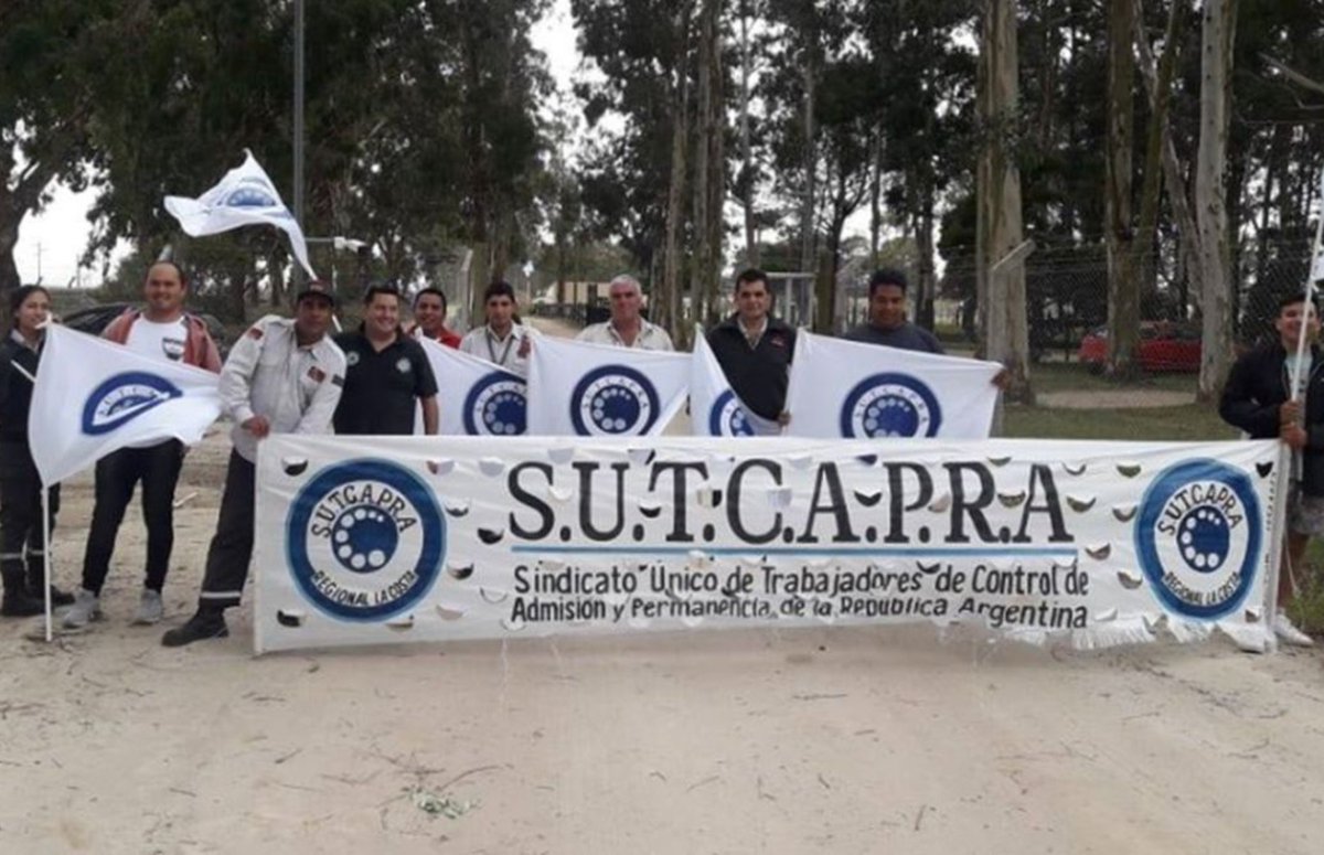 Alerta140's tweet photo. 🚨🇦🇷🇰🇷 #AHORA | Peligra el show de BTS en La Plata:

👉 El sindicato SUTCAPRA advirtió que podría realizar medidas de fuerza durante las tres fechas de BTS en el Estadio Único de La Plata si no se resuelve una disputa por el convenio colectivo de los trabajadores de seguridad privada.