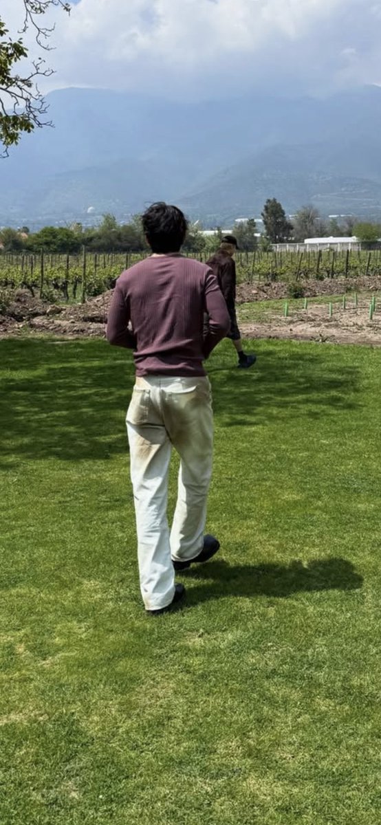 MONKKIPS's tweet photo. Tae miamor con esos pantalones parece que te cagaste papi q paso. KWLDOWKDODK. https://t.co/QlnAPqH3rF