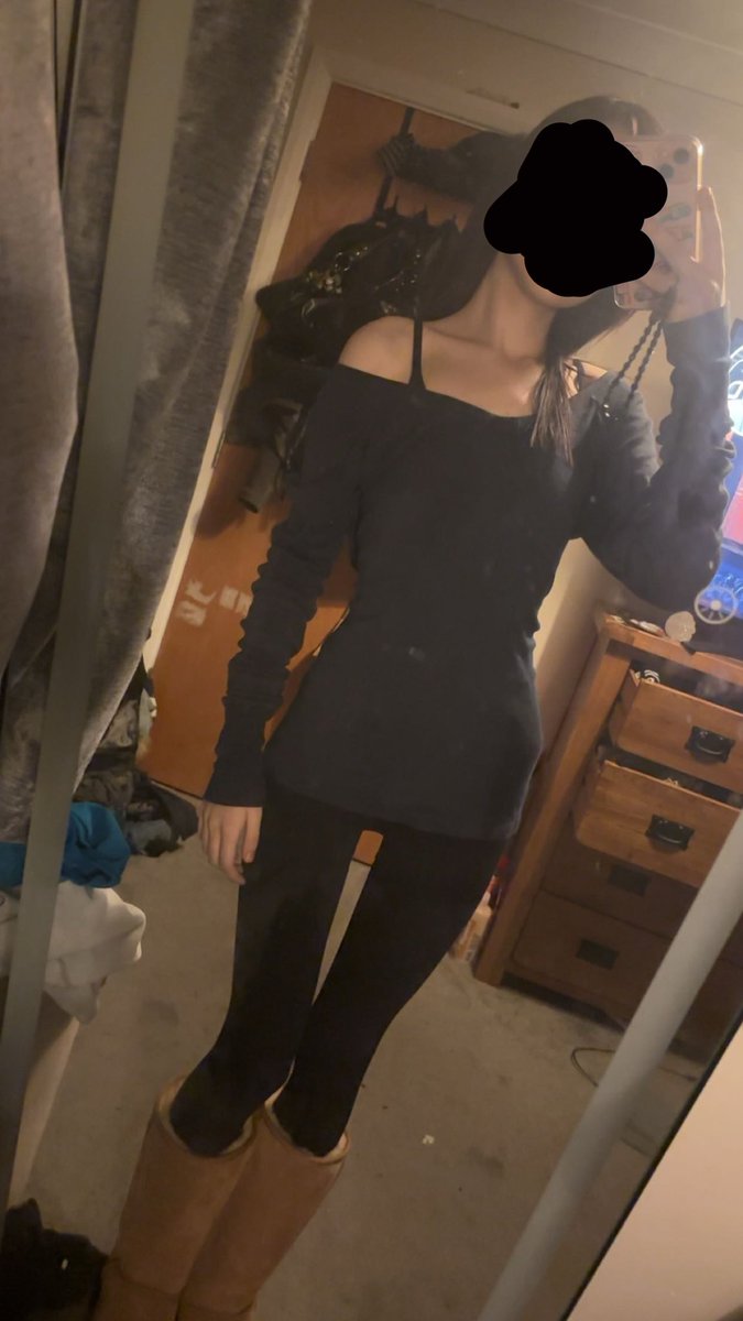 v2ndettas2's tweet photo. spamming tall uggs and leggings this winter idgaf (leggings are literally the only thing that fit me rn💔💔) https://t.co/uEDnYW32Rv
